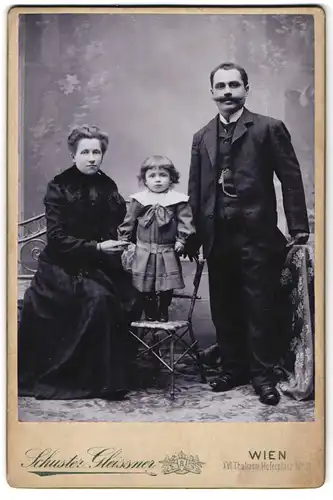 Fotografie Schuster Gleissner, Wien, Thaliastrasse, Hoferpaltz 11, Portrait bürgerliches Paar mit kleiner Tochter