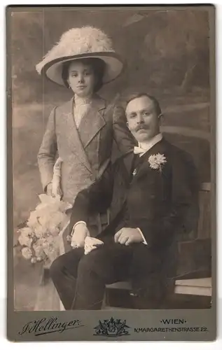 Fotografie Josef Hellinger, Wien, Margarethenstrasse 22, Portrait bürgerliches Paar in eleganter Kleidung mit Blumen