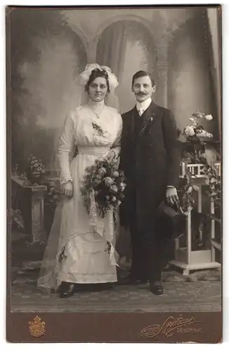 Fotografie Franz Spatzier, Trautenau, Neuhoferstrasse 19, Portrait bürgerliches Paar in Hochzeitskleidung mit Blumen