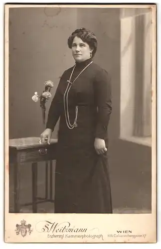 Fotografie S. Weitzmann, Wien-Hernals, Calvarienberggasse 37, Portrait bürgerliche Dame im schwarzen Kleid