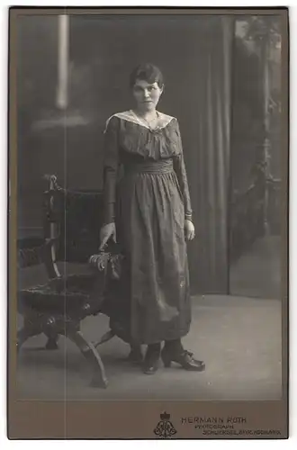 Fotografie Hermann Roth, Schliersee / Bayr. Hochland, Portrait junge Dame im hübschen Kleid