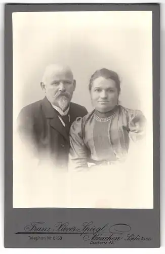 Fotografie Franz Xaver Spiegl, München, Goethestrasse 42, Portrait älteres Paar in zeitgenössischer Kleidung