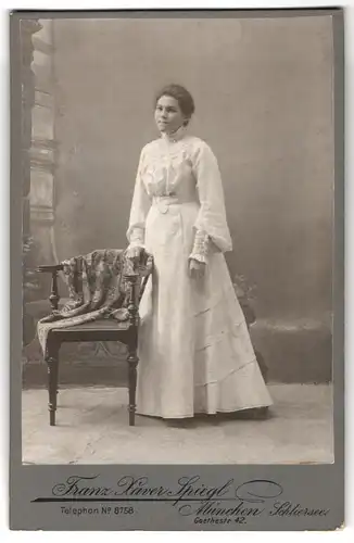 Fotografie Franz Xaver Spiegl, München, Goethestrasse 42, Portrait junge hübsche Dame in weisser Kleidung