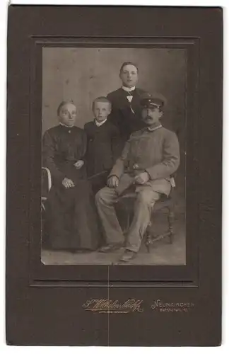 Fotografie S. Wilhelm Nachf., Neunkirchen, Bahnhofstrasse 42, Portrait Soldat in Uniform mit seiner Familie