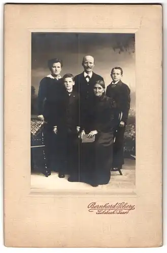 Fotografie Bernhard Schery, Sulzbach / Saar, Portrait bürgerliches Paar mit einer älteren Tochter und zwei Söhnen