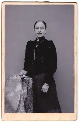 Fotografie R. v. Strom, Frankfurt a. Main, Portrait junge Dame in schwarzer Bluse mit Kreuzkette