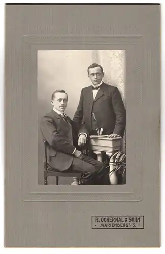 Fotografie R. Ochernal & Sohn, Marienberg i / S., Portrait zwei junge Herren in zeitgenössischer Kleidung