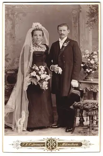 Fotografie F. X. Ostermayr, München, Karlsplatz 6, Portrait bürgerliches Paar in Hochzeitskleidung mit Blumenstrauss