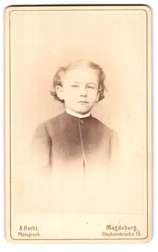 Fotografie A. Hecht, Magdeburg, Stephansbrücke 15, Portrait Junge mit Mittelscheitel trägt Anzug