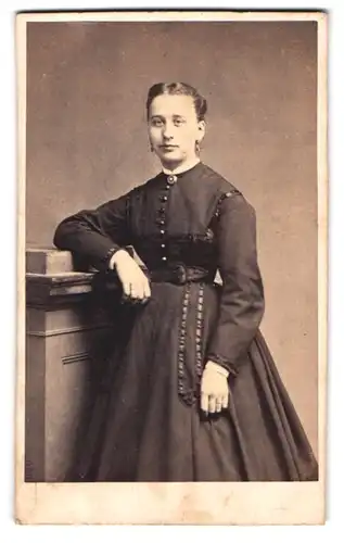 Fotografie Gerschel Freres, Strasbourg, Place Kleber 31, Portrait junge Frau in dunklem Kleid mit Rosenkranz