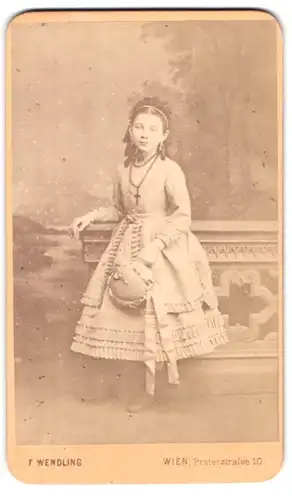 Fotografie F. Wendling, Wien, Praterstr. 10, Portrait junge Frau im Sommerkleid mit Locken und Hut, Kreuzkette