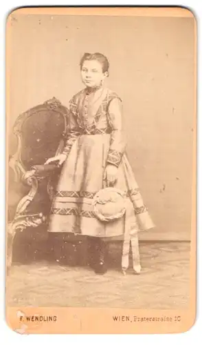 Fotografie F. Wendling, Wien, Praterstr. 10, Portrait junges Mädchen in bestickem Kleid mit Hut