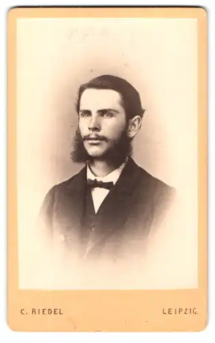 Fotografie C. Riedel, Leipzig, Rosenthal Gasse 5, Portrait junger Mann mit Wilhelm I. Bart trägt Anzug mit Fliege