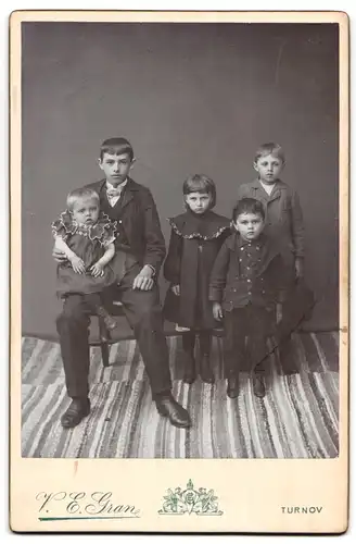 Fotografie V.E. Gran, Turnov, Hrusticka Ulice 464, rück. Frau mit Fotografie, Jugendstil, vorder. Portrait Kinder