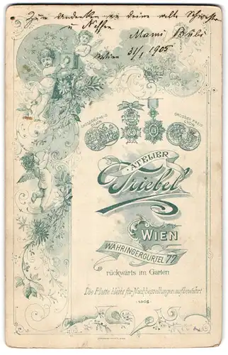 Fotografie Triebel, Wien, Währingergürtel 77, rück. Engel mit Fotoapparat, vorder. Portrait Paar modisch gekleidet
