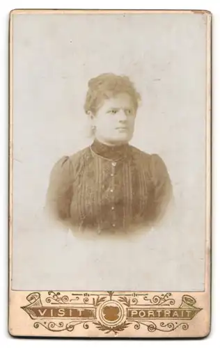 Fotografie unbekannter Fotograf und Ort, rück. Engel m. Plattenkamera, Jugenstil, vorders. Portrait Frau in dunkler Blus