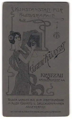Fotografie Gustav Kadansky, Kratzau, rücks. junge Frau vor Plattenkamera, Jugenstil, vorders. Portrait eines Barutpaares