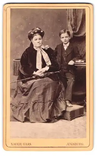 Fotografie Xaver Haas, Augsburg, Jesuitengasse F. 414, Grossmutter mit Hut und Enkel