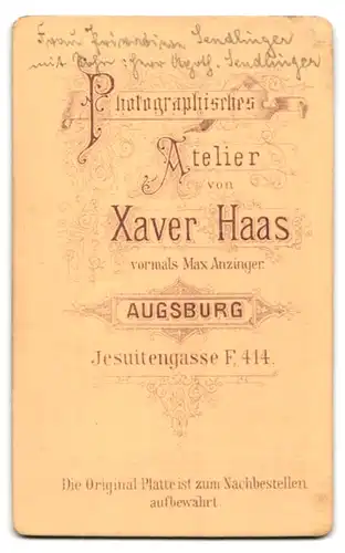 Fotografie Xaver Haas, Augsburg, Jesuitengasse F. 414, Grossmutter mit Hut und Enkel