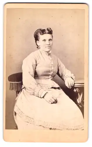 Fotografie L. Strobel, Kempten, Dame mit ausgefallener Frisur