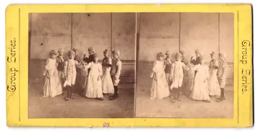 Stereo-Fotografie unbekannter Fotograf und Ort, Kinder in barock Kleidung in einer Tanzschule