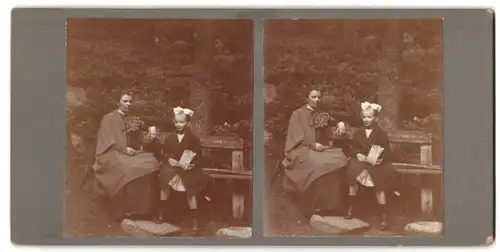 Stereo-Fotografie unbekannter Fotograf und Ort, Mutter und Tochter auf einer Parkbank mit Brotbeutel