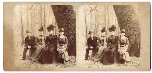Fotografie unbekannter Fotograf und Ort, gut gekleidete Gesellschaft im Wald mit Hüten und Melone