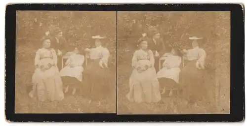 Stereo-Fotografie unbekannter Fotograf und Ort, Gruppenfoto im Garten, Frauen in Sommerkleid und Mann mit Melone