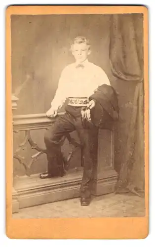 Fotografie H. F. Seeler, Hamburg, Steinstr. 82, Portrait junger Mann im Anzug mit Ornamentik Gürtel