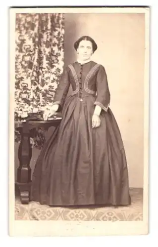 Fotografie unbekannter Fotograf und Ort, Portrait junge Frau im dunklen Kleid mit Streifen