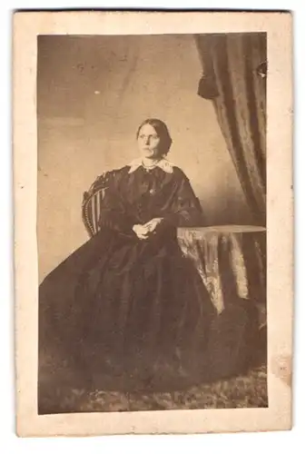 Fotografie unbekannter Fotograf und Ort, Portrait Frau im schwarzen Kleid mit Rüschenkragen