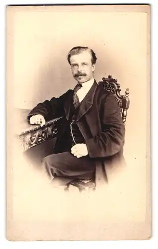 Fotografie C. Eulenstein, Leipzig, Portrait junger Mann im Anzug mit Brille und Krawatte