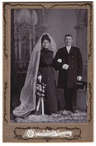 Fotografie Julius Grusche, Neugersdorf i. S., Portrait frisch vermähltes Paar, Hochzeitskleid im Atelier, Zylinder