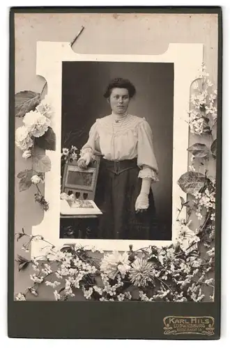 Fotografie Karl Hils, Ludwigsburg, Seestrasse 1a, Portrait junge Frau im Kleid mit Rüschenkragen