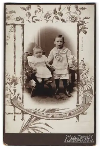 Fotografie Max Caspari, Harburg a. d. Elbe, Seilerstr. 8, Portrait kleine Kinder im Matrosenanzug mit Spielzeugpferd
