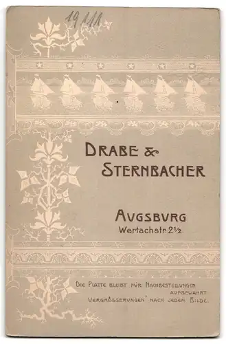 Fotografie Drabe & Sternbacher, Augsburg, Wetachstr. 2 1 /2, Portrait junge Frau im Rüschenkleid mit Haarschleife