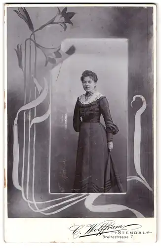 Fotografie C. Wolffram, Stendal, Breitestr. 7, Portrait junge Frau in dunklem Kleid mit Rüschenkragen