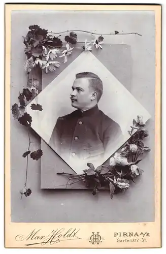 Fotografie Max Holdt, Pirna a. E., Gartenstr. 31, Portrait junger Mann in schwarzer Jacke mit Seitenscheitel