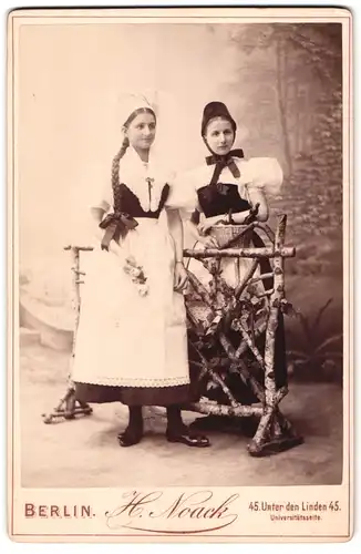 Fotografie H. Noack, Berlin, Unter den Linden 45, Portrait zwei junge Frauen in Faschings Kostüm, Rotkäppchen