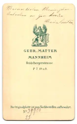 Fotografie Gebr. Matter, Mannheim, Heidelbergerstr., Portrait junge Frau am Fenster stehend, Studiokulisse