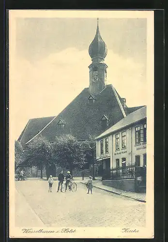 AK Wesselburen i. Holst., Kirche mit Weisswarengeschäft und Kindern mit Fahrrad