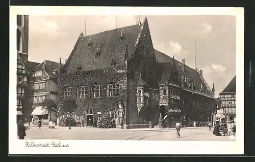 AK Halberstadt, Rathaus mit Geschäft und Radfahrerin