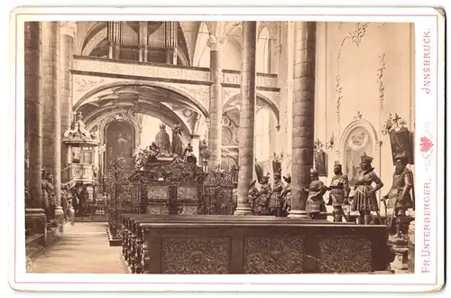 Fotografie Fr. Unterberger, Innsbruck, Ansicht Innsbruck, Inneres der Hofkirche mit Gebetsbänken