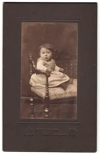 Fotografie Ernst Eichgrün, Potsdam, Brandenburgerstrasse 63, Kleinkind im Kleidchen auf Stuhl
