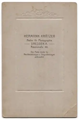 Fotografie H. Krätzer, Dresden, Rosenstrasse 48, Knabe posiert im Matrosenanzug