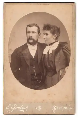 Fotografie C. Gersbach, Säckingen, Eheleute in festlicher Sonntagskleidung