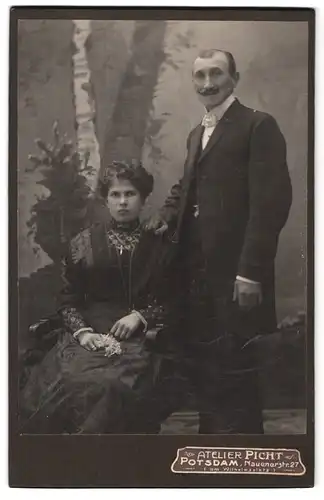 Fotografie Picht, Potsdam, Nauenerstrasse 27, Ehepaar posiert vor Studiokulisse