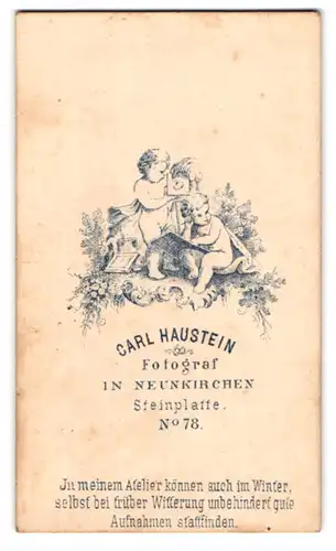 Fotografie Carl Haustein, Neunkirchen, rücks. Engel mit Plattenkamera, Jugenstil, vorders. Portrait Mutter mit Kind