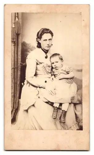 Fotografie Carl Haustein, Neunkirchen, rücks. Engel mit Plattenkamera, Jugenstil, vorders. Portrait Mutter mit Kind