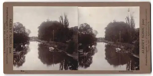 Stereo-Fotografie Albert Schou, Kjobenhavn, Ansicht Naestved, Flusspartie mit Blick zum Ort
